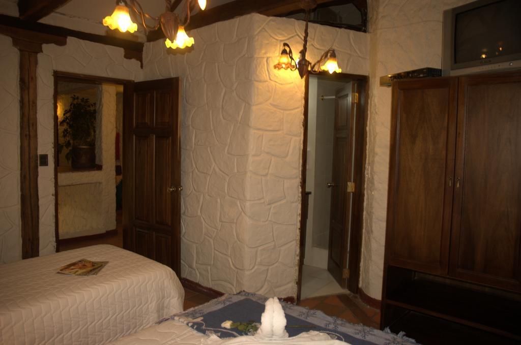 Hotel Quito Antiguo Szoba fotó